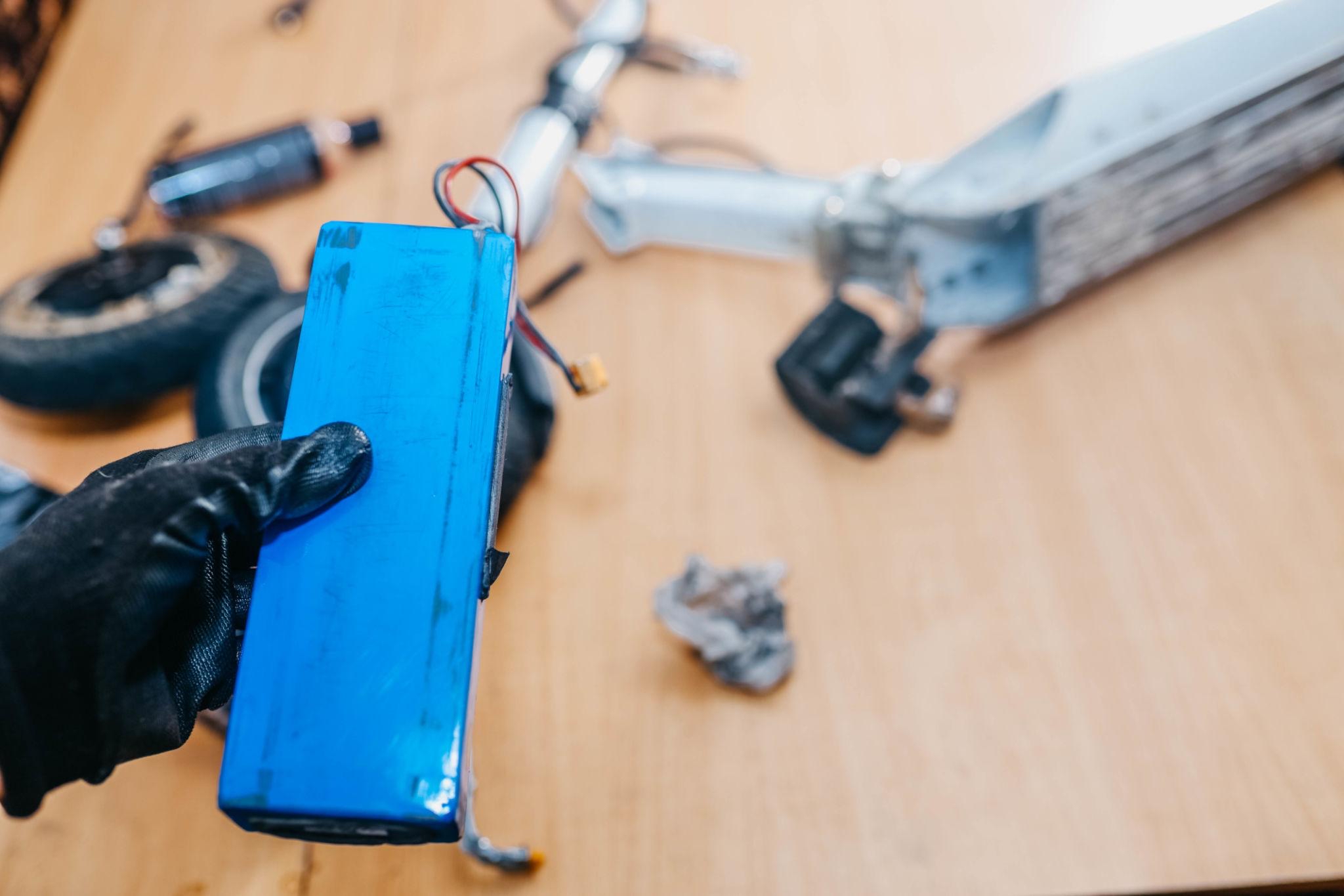 Spannungsprüfung und Akkudiagnose mit Multimeter